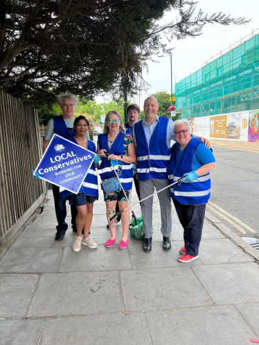 Litterpickers starting work in Powermill Lane, Heathfield